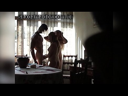 ❤️ Seks arkadaşlar dev bir adam ve onunla bir üçlü davet ❤ Ev yapımı porno bizde ﹏