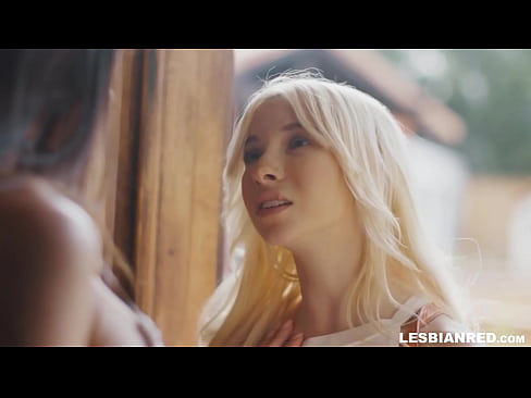 ❤️ Kız birkaç ay sonra eve gelir ve üvey annesinin amını yemeye başlar ❤ Ev yapımı porno bizde ﹏