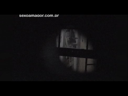 ❤️ Sarışın, içi boş tuğlaların arkasına gizlenmiş bir mahalle röntgencisi tarafından gizlice videoya alınır ❤ Ev yapımı porno bizde ﹏