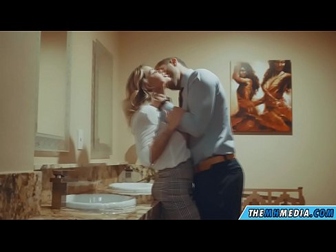 ❤️ Büyük memeli bir sarışın seni umumi tuvalette baştan çıkardığında ❤ Ev yapımı porno bizde ﹏